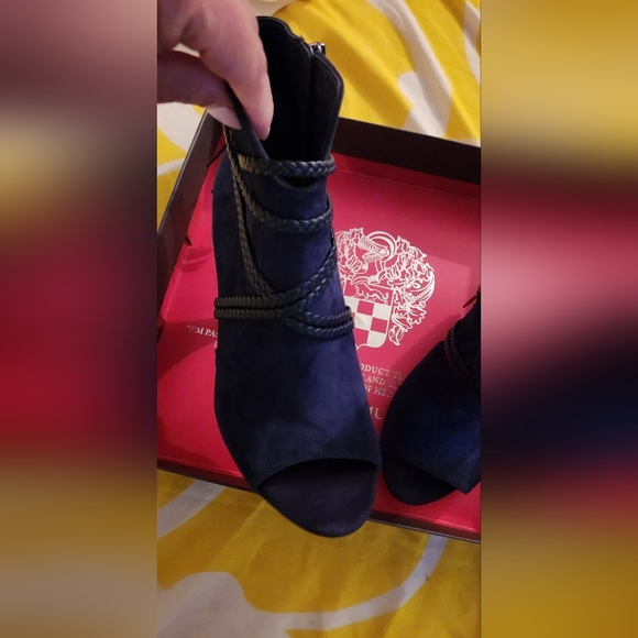 VINCE CAMUTO BOOTIE - Picture 4 of 5